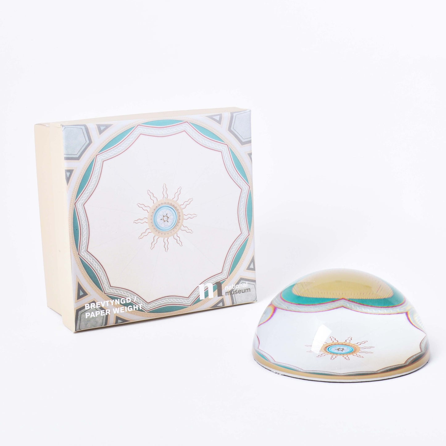 Brevpress i glas med motiv av takrosett i Överintendentens gamla kontor på Nationalmuseum och förpackning