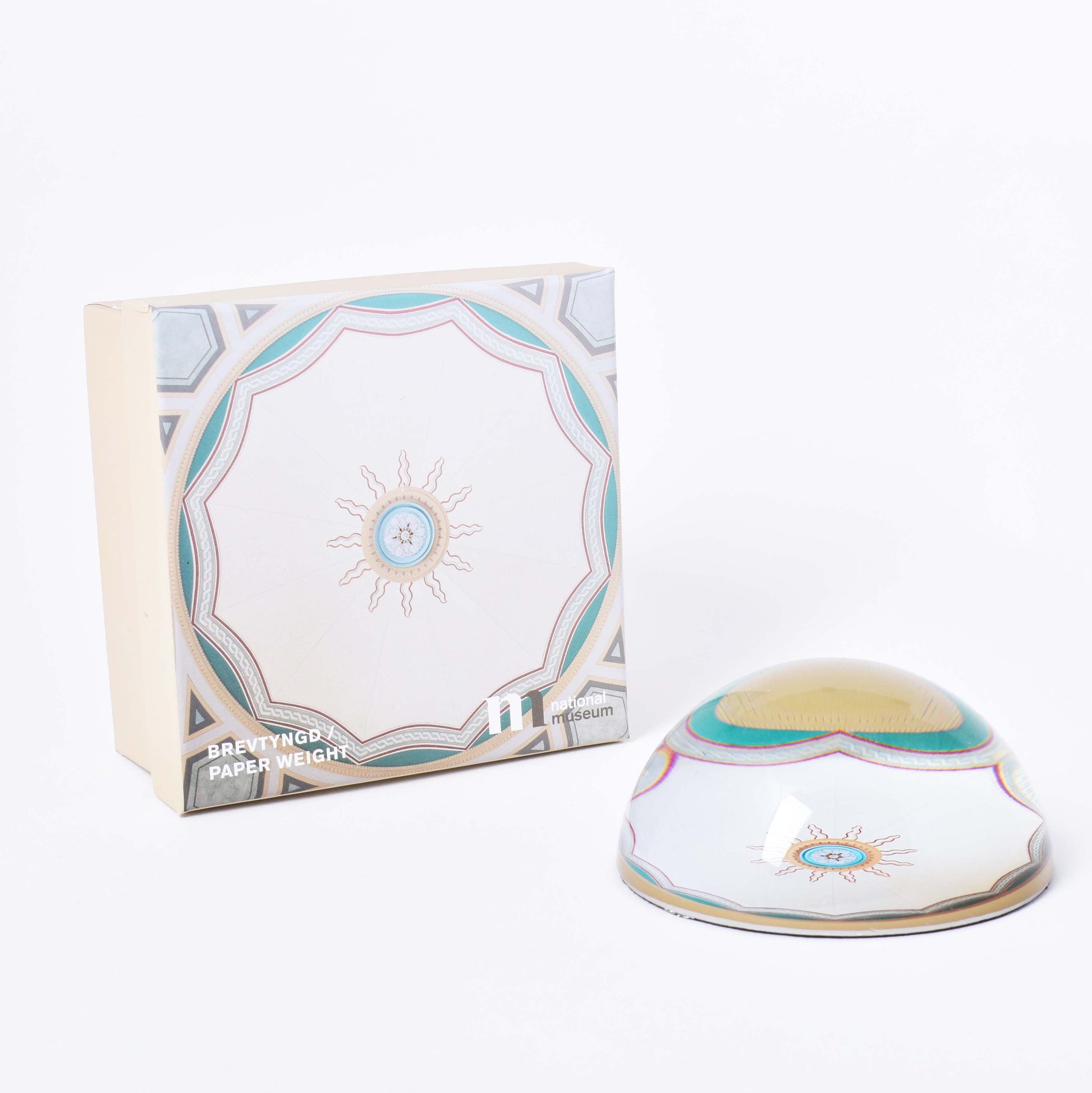 Brevpress i glas med motiv av takrosett i Överintendentens gamla kontor på Nationalmuseum och förpackning