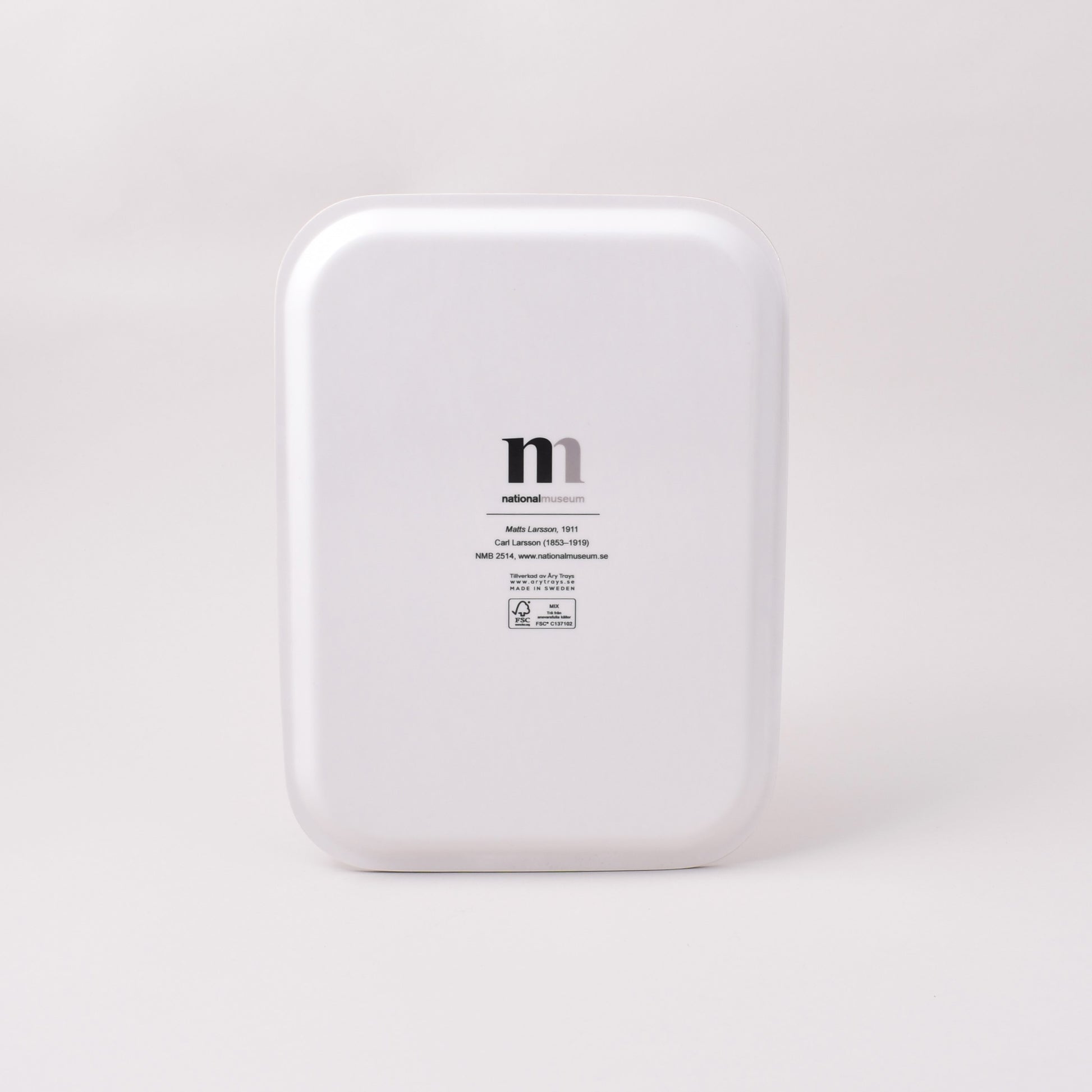 Vit baksida av bricka med Matts Larsson och Nationalmuseums logga