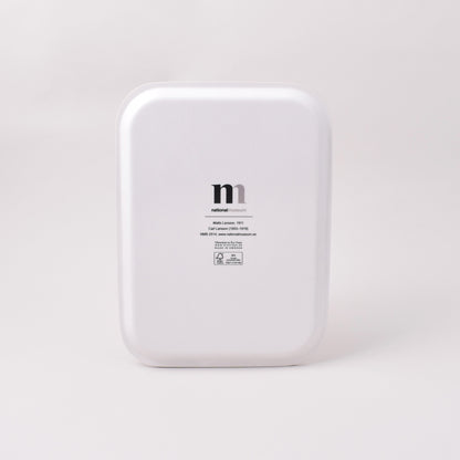 Vit baksida av bricka med Matts Larsson och Nationalmuseums logga