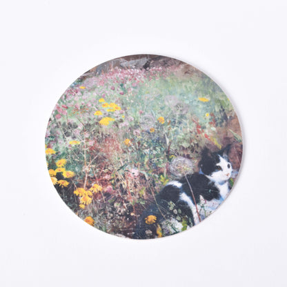 Runt glasunderlägg med motiv av Bruno Liljefors Katt på blomsteräng