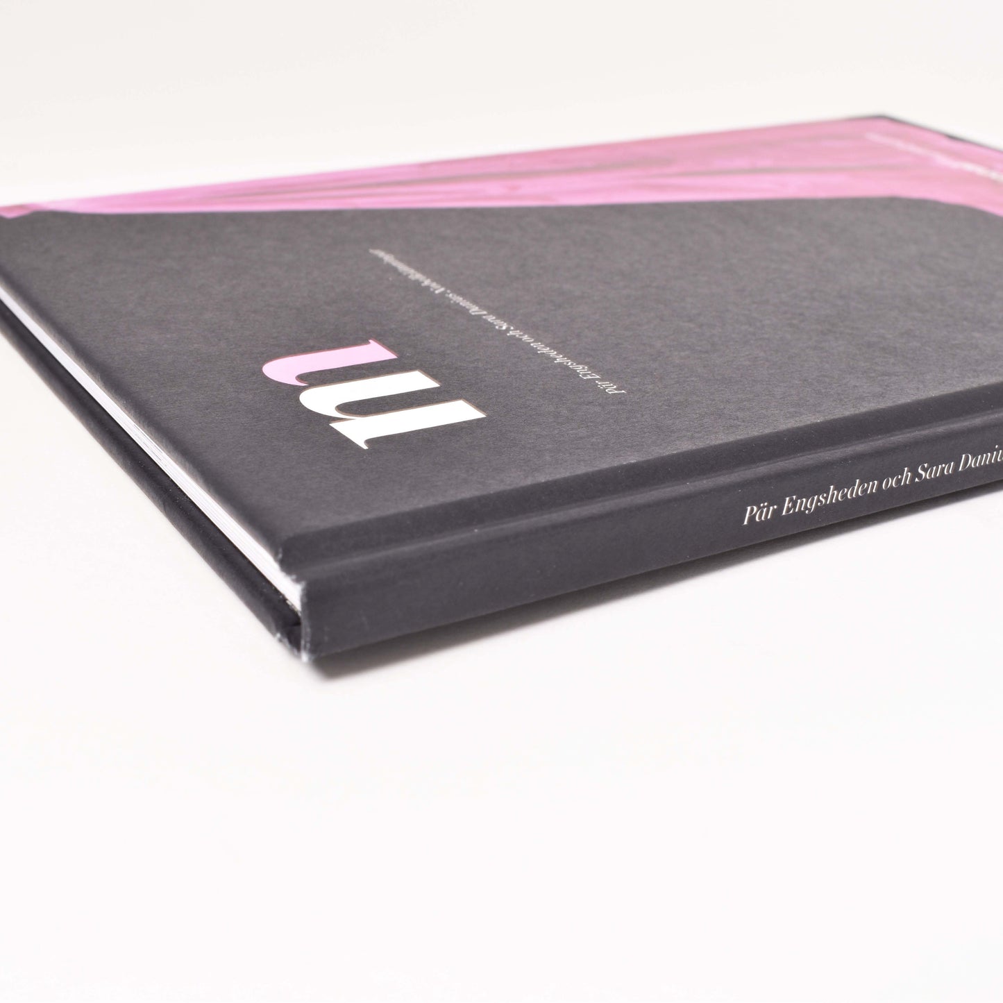 utställningskatalog från sidan från utställningen "pär engström och sara danius nobelklänningar"