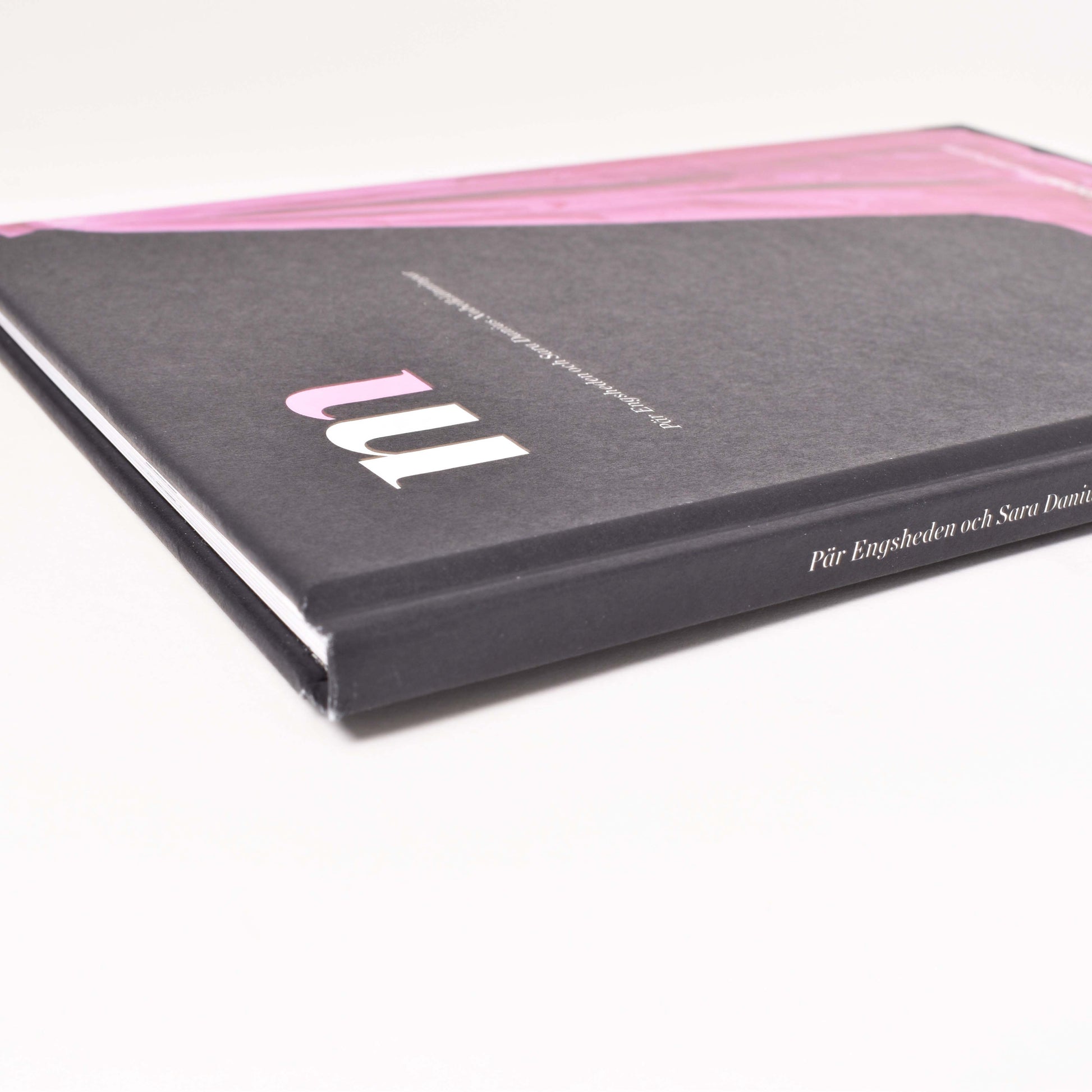 utställningskatalog från sidan från utställningen "pär engström och sara danius nobelklänningar"