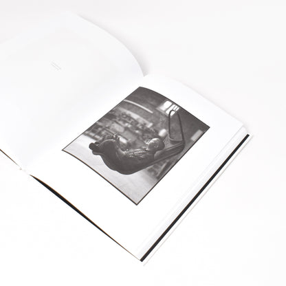 insida i boken dawid - men med svartvit bild på man i en stol