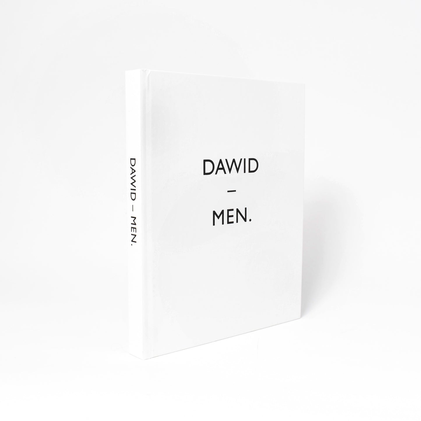 vitt omslag till boken dawid-men med titel i svart