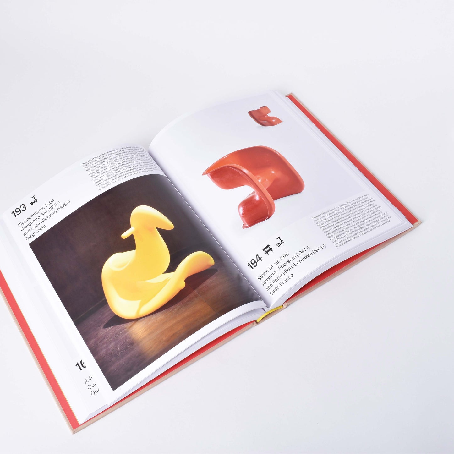 Insida i boken Design for children med bilder på stolar designade för barn