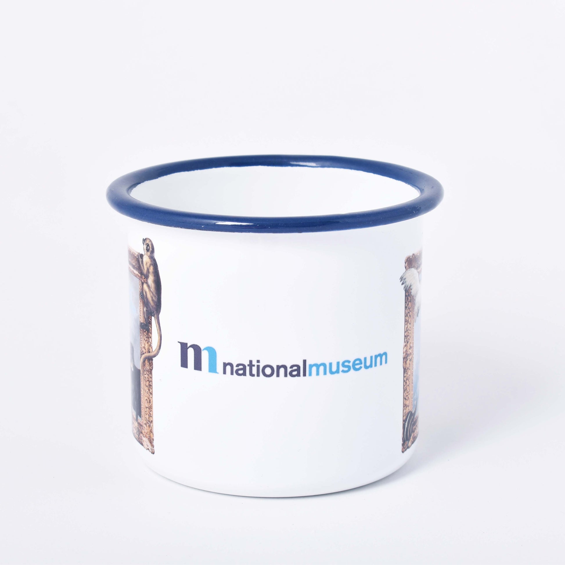 Vit emaljerad mugg med blå kant, Nationalmuseums logga och motiv av Djur på rymmen
