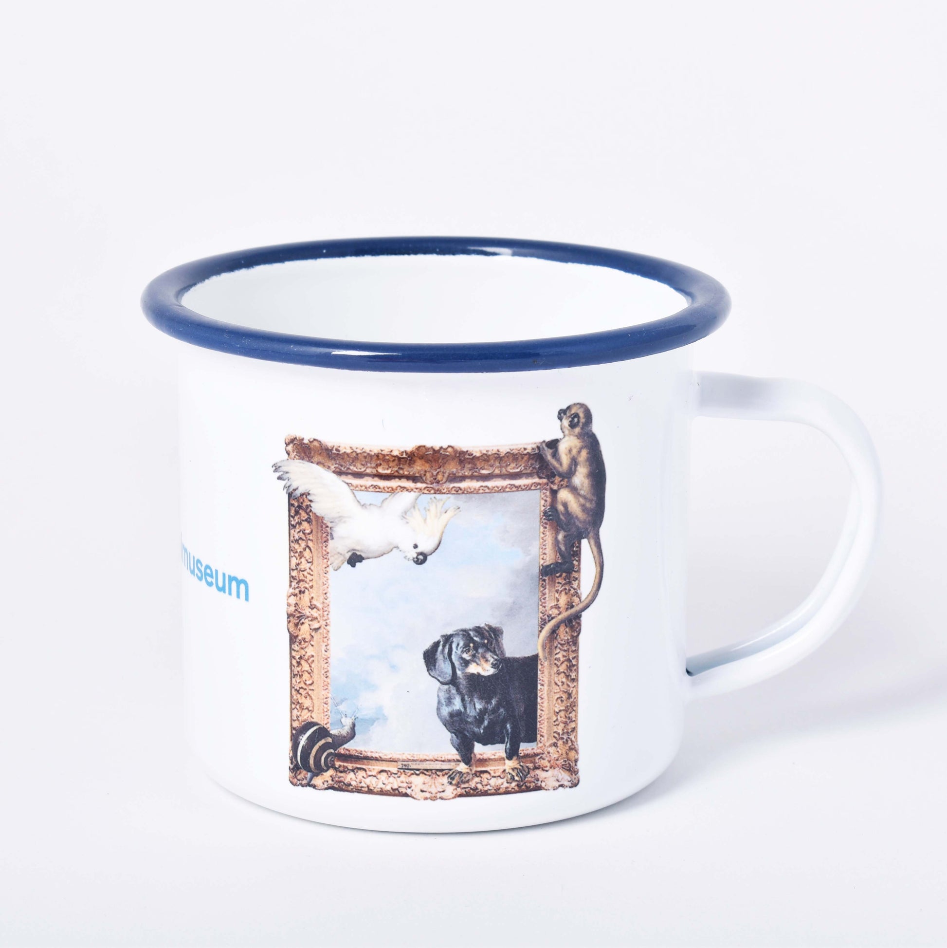 Vit emaljerad mugg med öra, blå kant och motiv av Djur på rymmen
