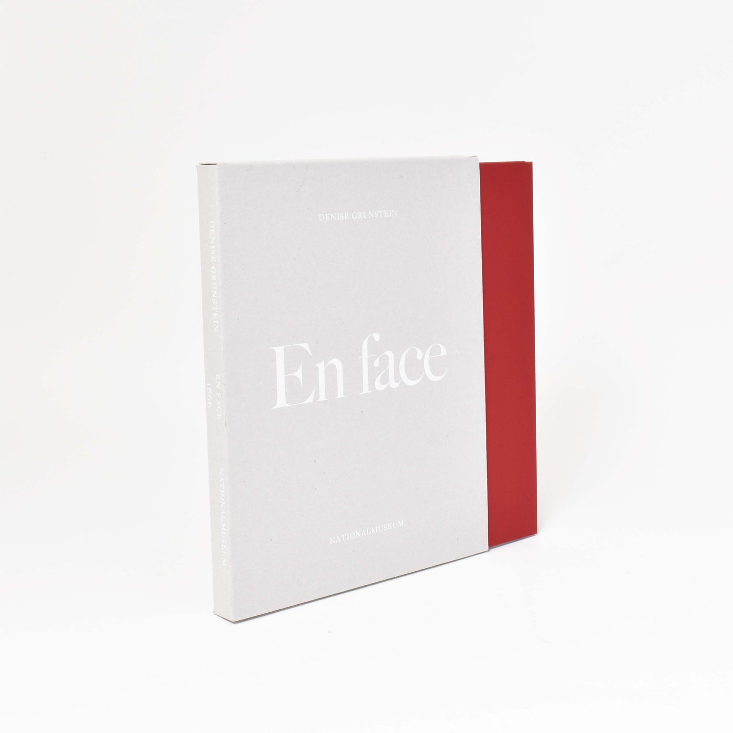 grå framsida till boken en face