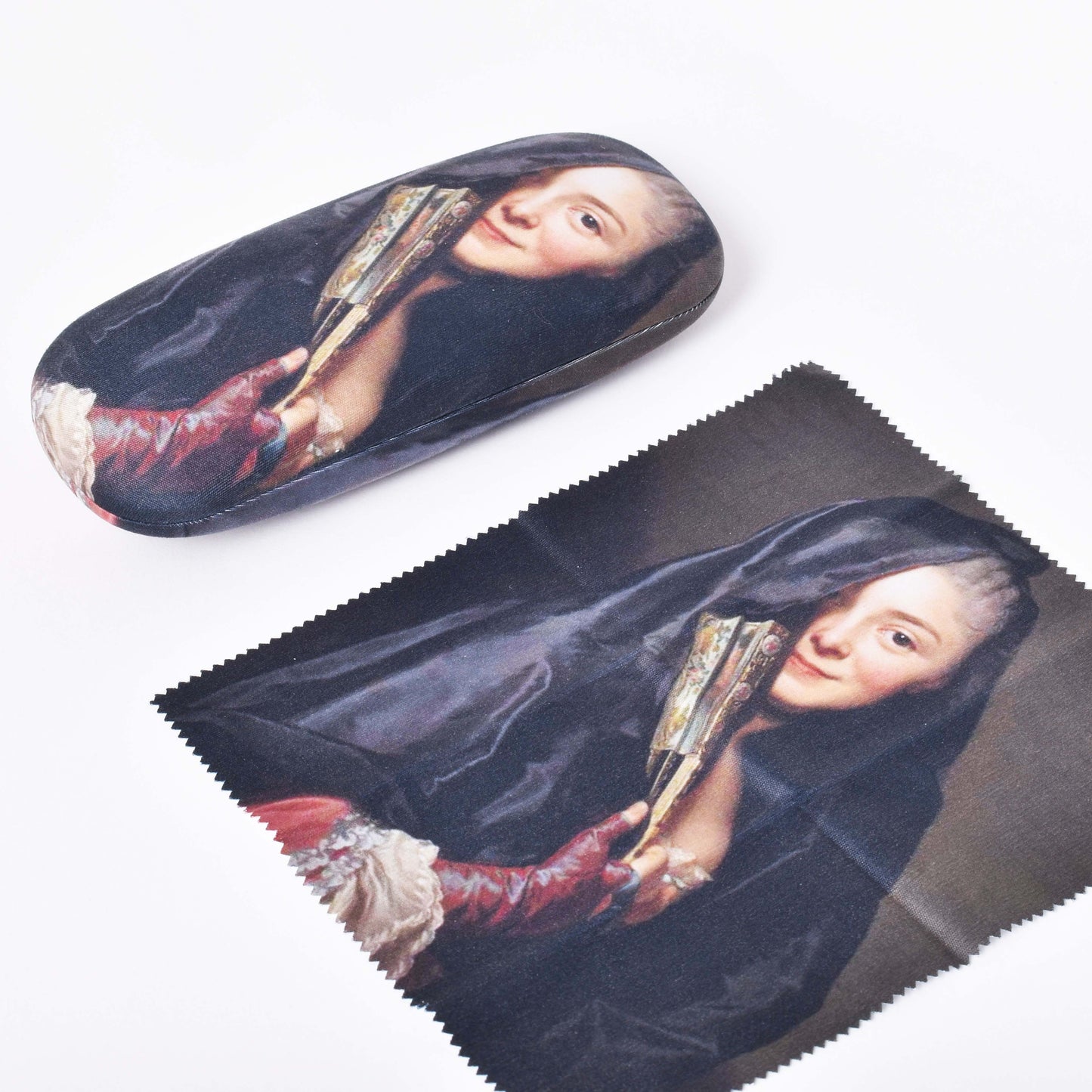 Tygklätt glasögonfodral med motiv av Alexander Roslins Damen med slöjan och putsduk med samma motiv