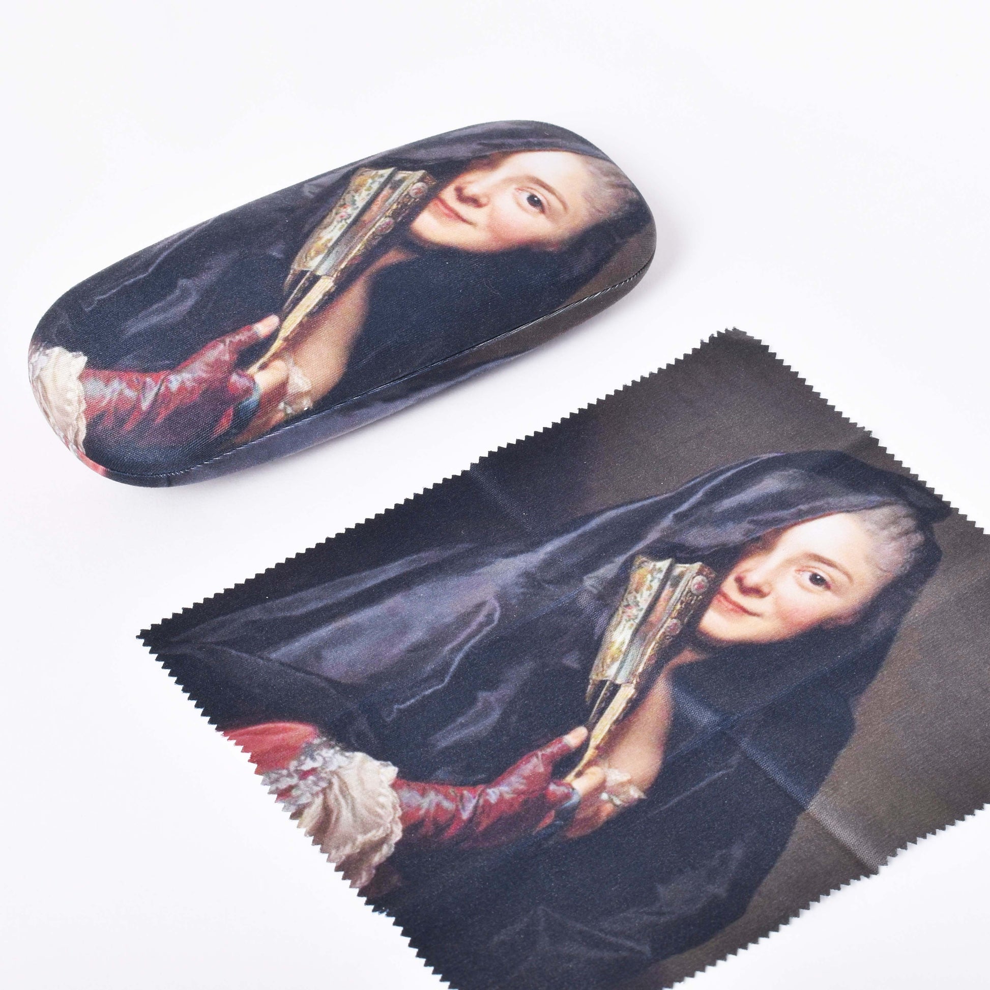 Tygklätt glasögonfodral med motiv av Alexander Roslins Damen med slöjan och putsduk med samma motiv