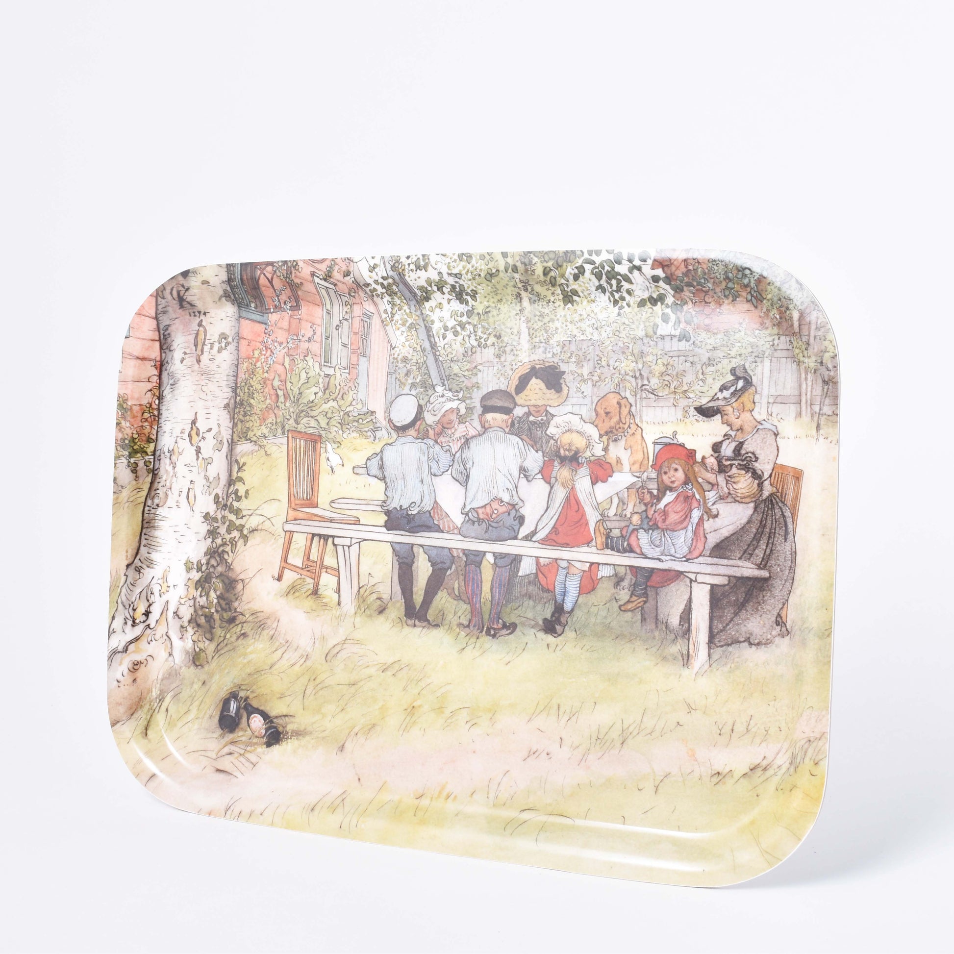 Rektangulär bricka med motiv av Carl Larssons Frukost under stora björken
