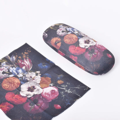 Tygklätt glasögonfodral med motiv av Blomsterstilleben och putsduk med samma motiv