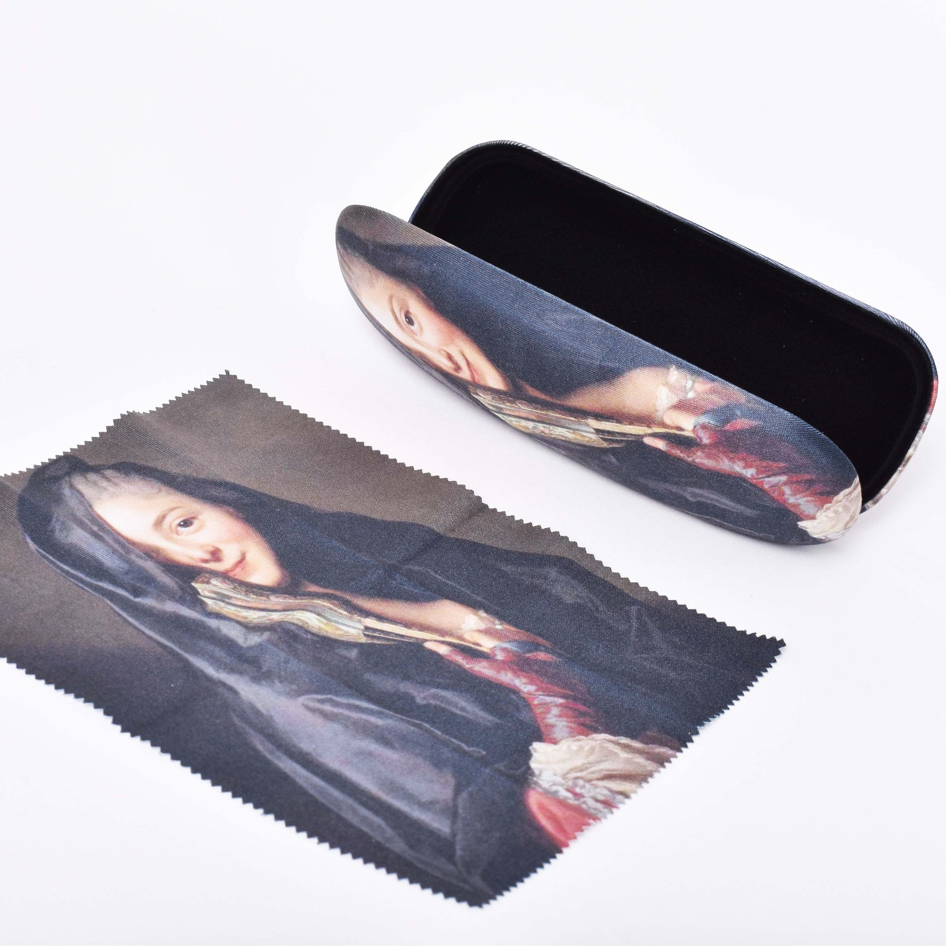 Öppet tygklätt glasögonfodral med motiv av Alexander Roslins Damen med slöjan och svart insida, samt putsduk med samma motiv