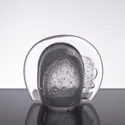 Ljuslykta till bordet av klart glas med små bubblor i