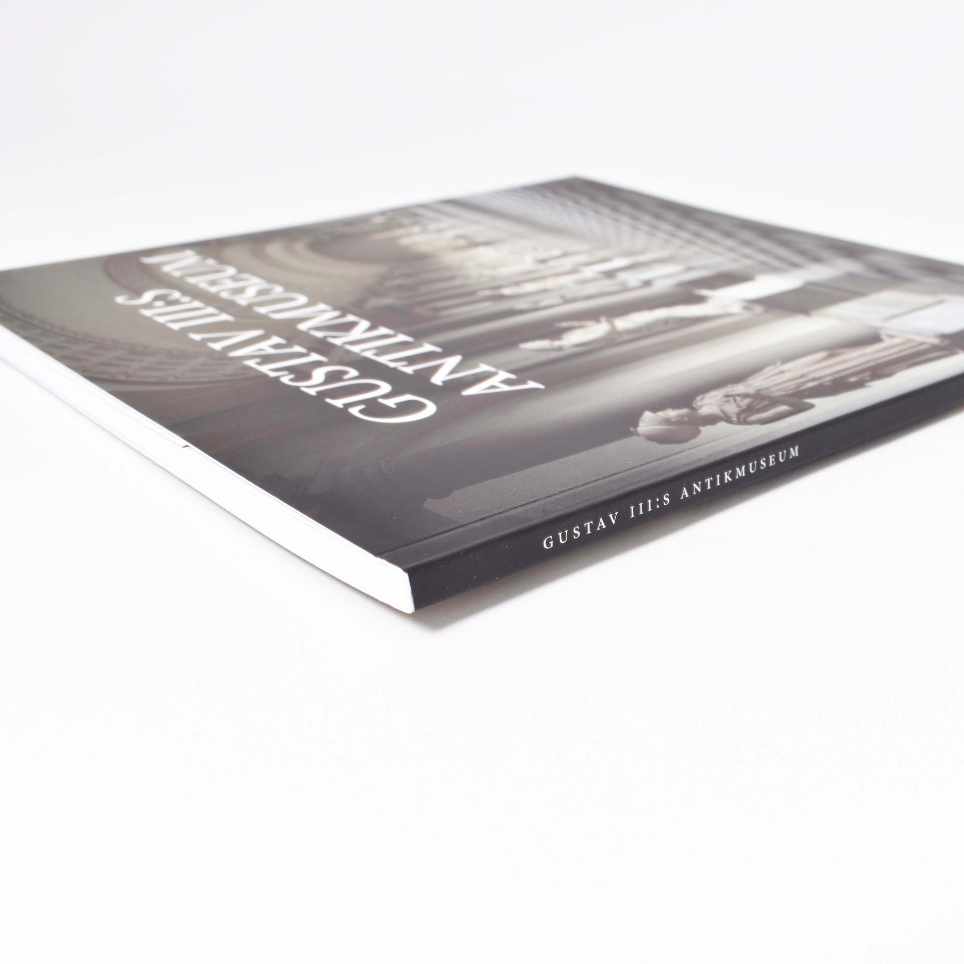 Närbild på den lilla boken Gustav III:s antikmuseum