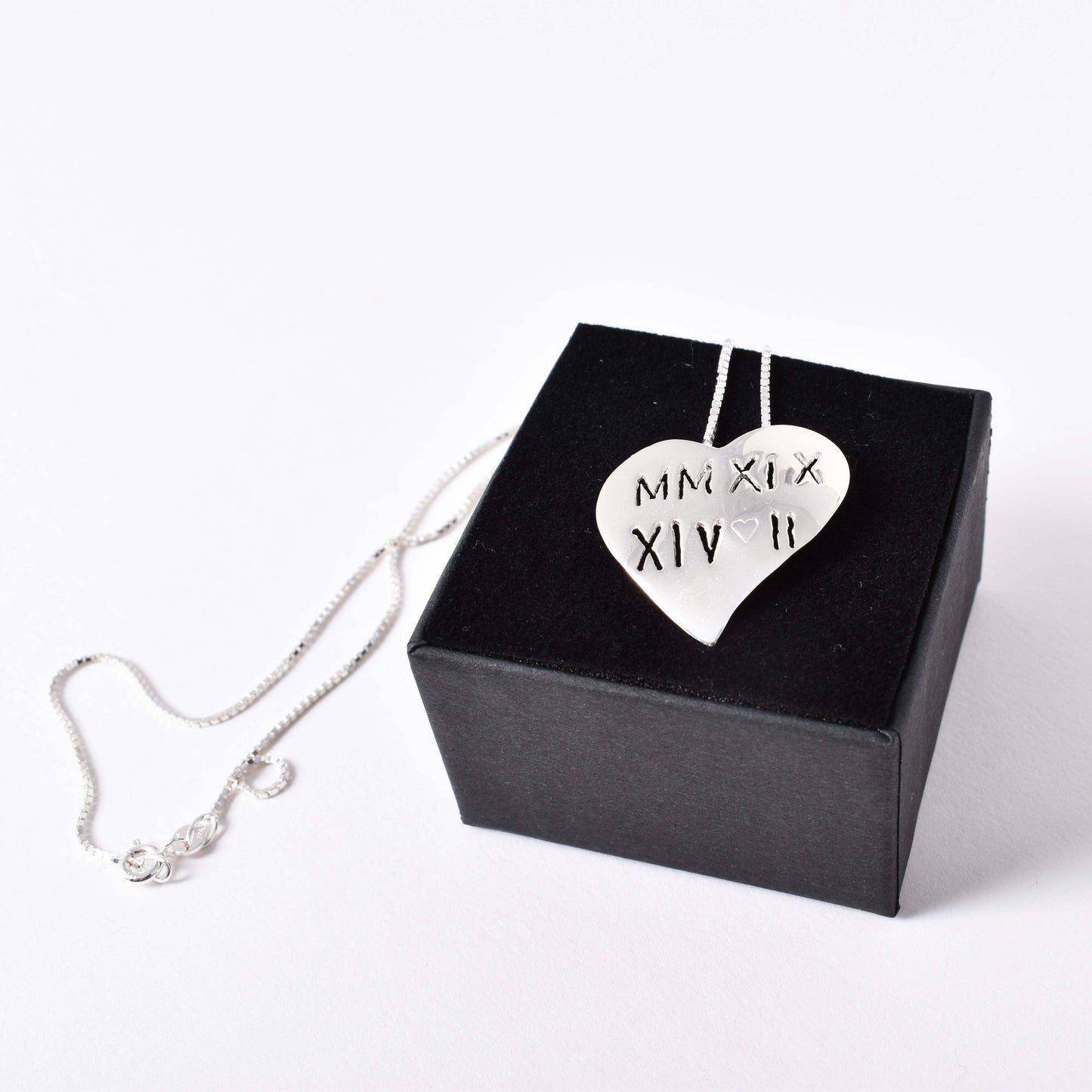 Halsband i silver designat av Jenny Linde. I hjärtat är ”2019 14 2” utskuret med romerska siffror.