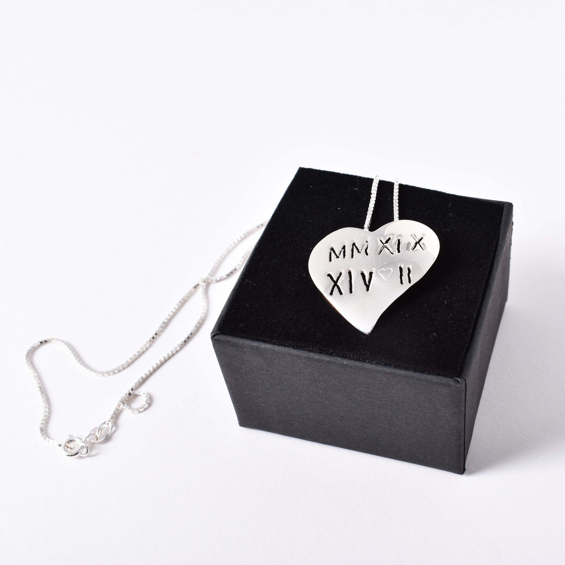 Halsband i silver designat av Jenny Linde. I hjärtat är ”2019 14 2” utskuret med romerska siffror.