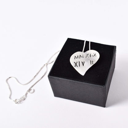 Halsband i silver designat av Jenny Linde. I hjärtat är ”2019 14 2” utskuret med romerska siffror.