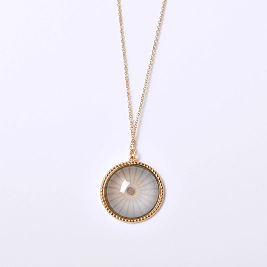 Lång halskedja i guldpläterad mässing med berlock i form av en av Nationalmuseums takrosetter