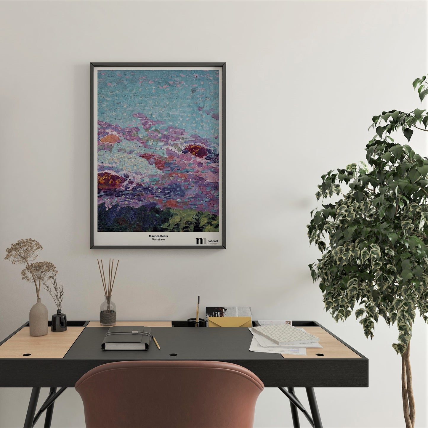 Grafisk poster med målningen Havsstrand från Nationalmuseum över ett skrivbord
