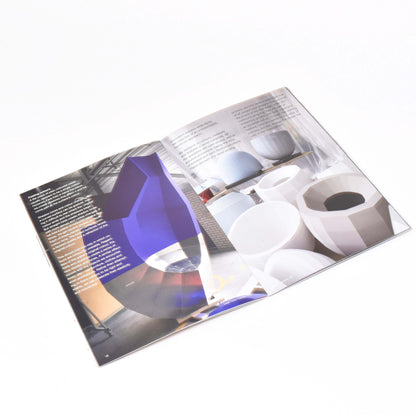 Insida i boken hella jongerius-breathing colour med bilder på verk av konstnären