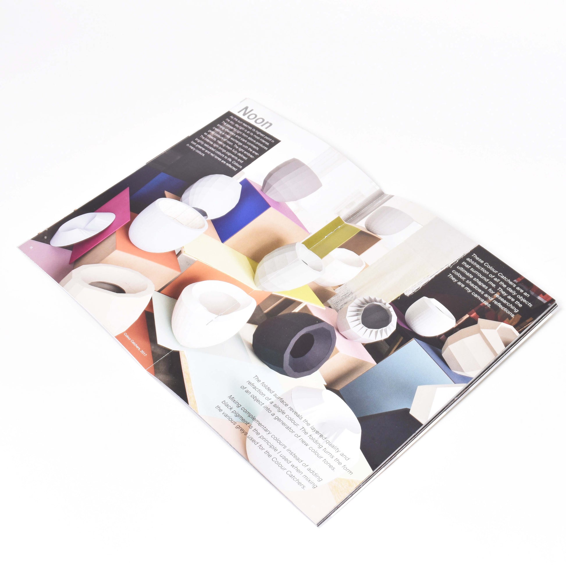 insida i häftet om hella jongerius utställning breathing colour med bild från utställningen