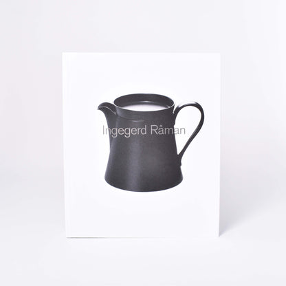 Framsida till boken Ingegerd Råman med svart kanna på vit bakgrund