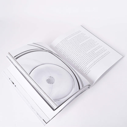 Insida i boken Ingegerd råman med mönster från hennes design