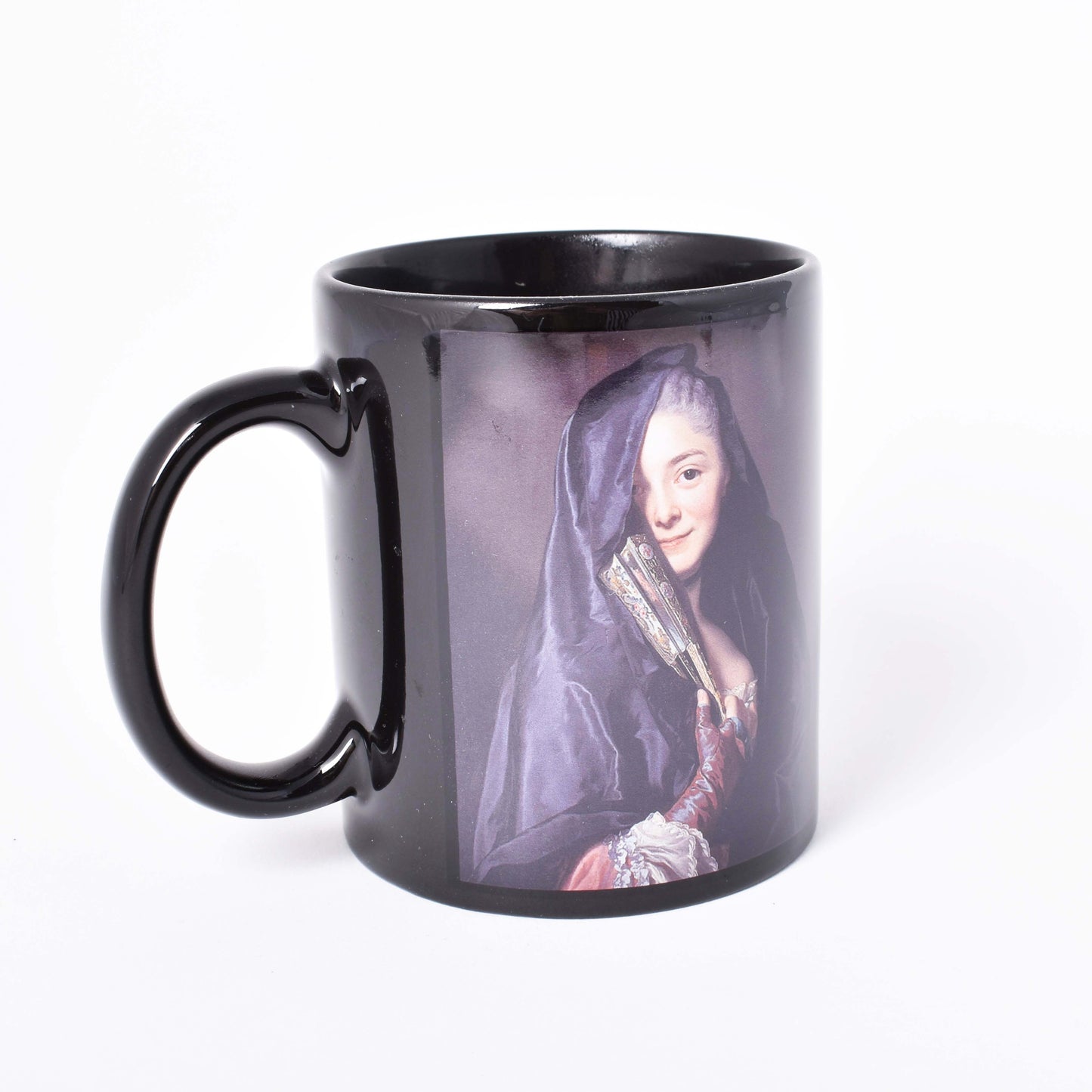 Svart mugg med motiv av Alexander Roslins Damen med slöjan