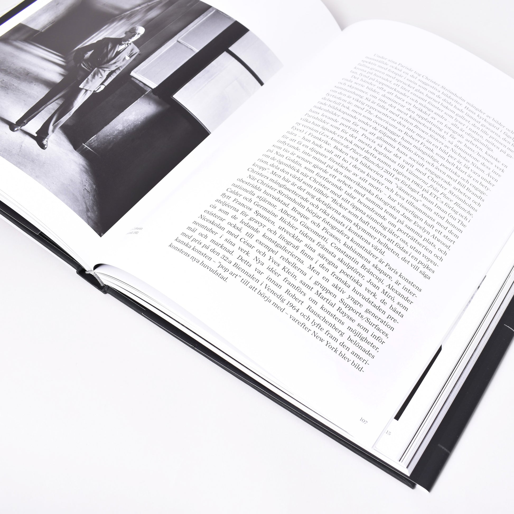 Insida i Nationalmuseums bok om Christer Strömholm med fotografi på Le Courbusier