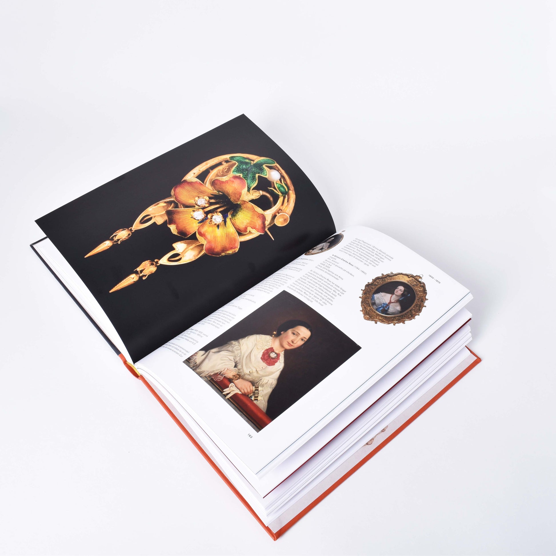 insida i boken konstskatter i nationalmuseum med bild ur skattkammaren