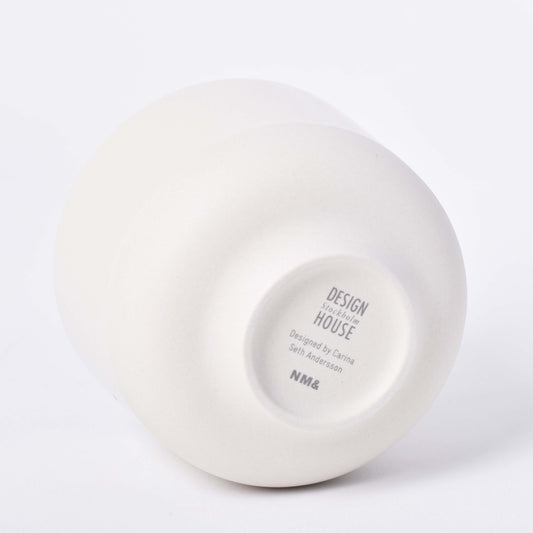 Undersidan av sandfärgad kopp utan öra i design av Carina Seth Andersson