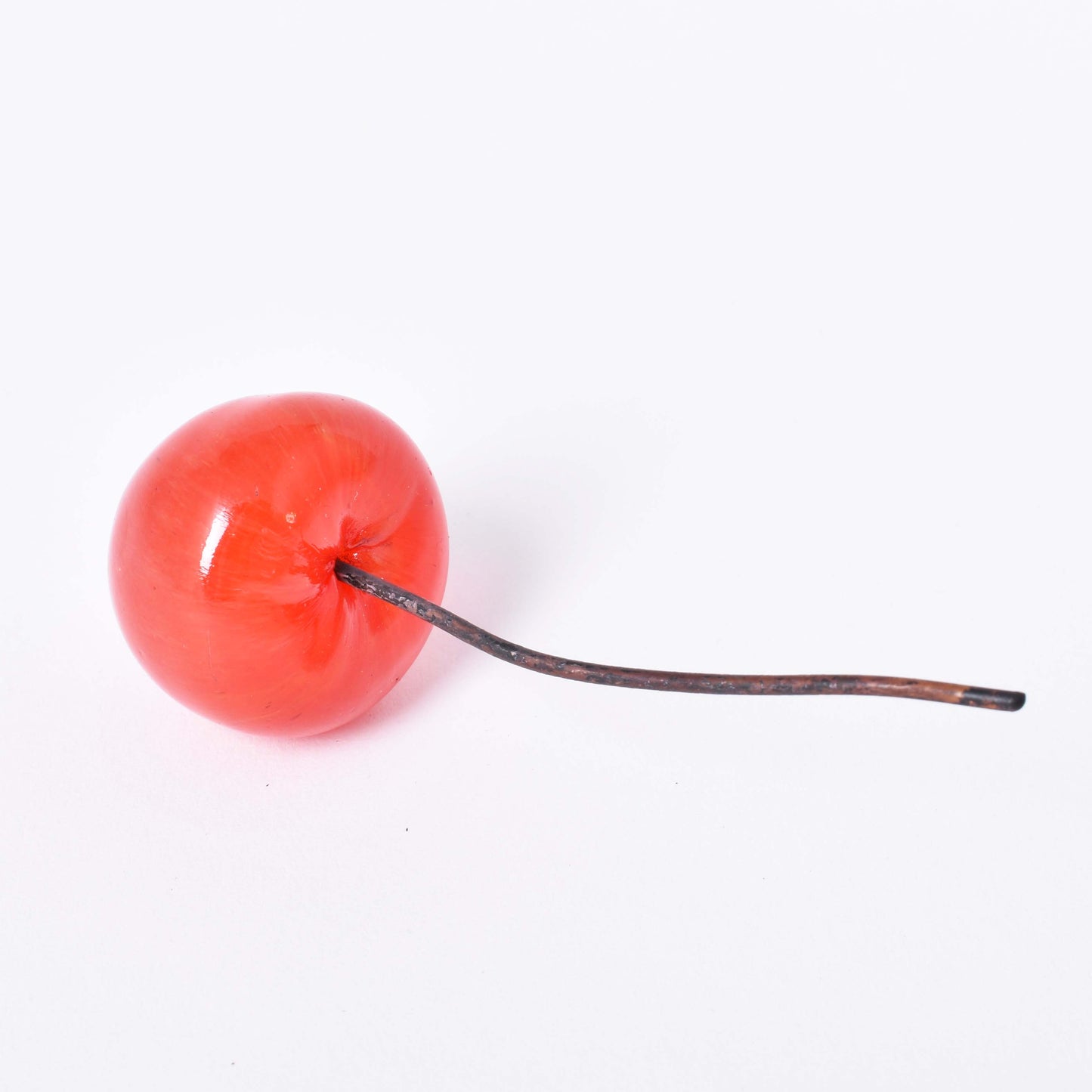 Rött körsbär i glas med skaft i koppar av Gunilla Kihlgren