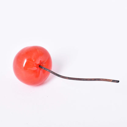 Rött körsbär i glas med skaft i koppar av Gunilla Kihlgren