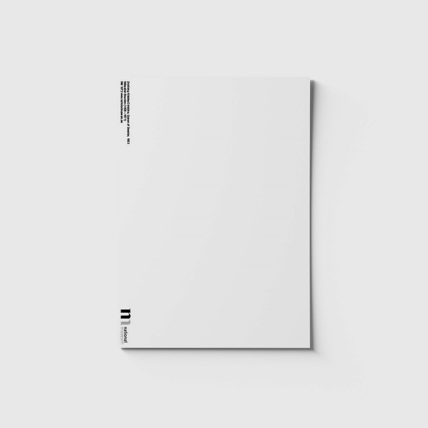 Vit baksida med museets logga till vykort med drottning kristina