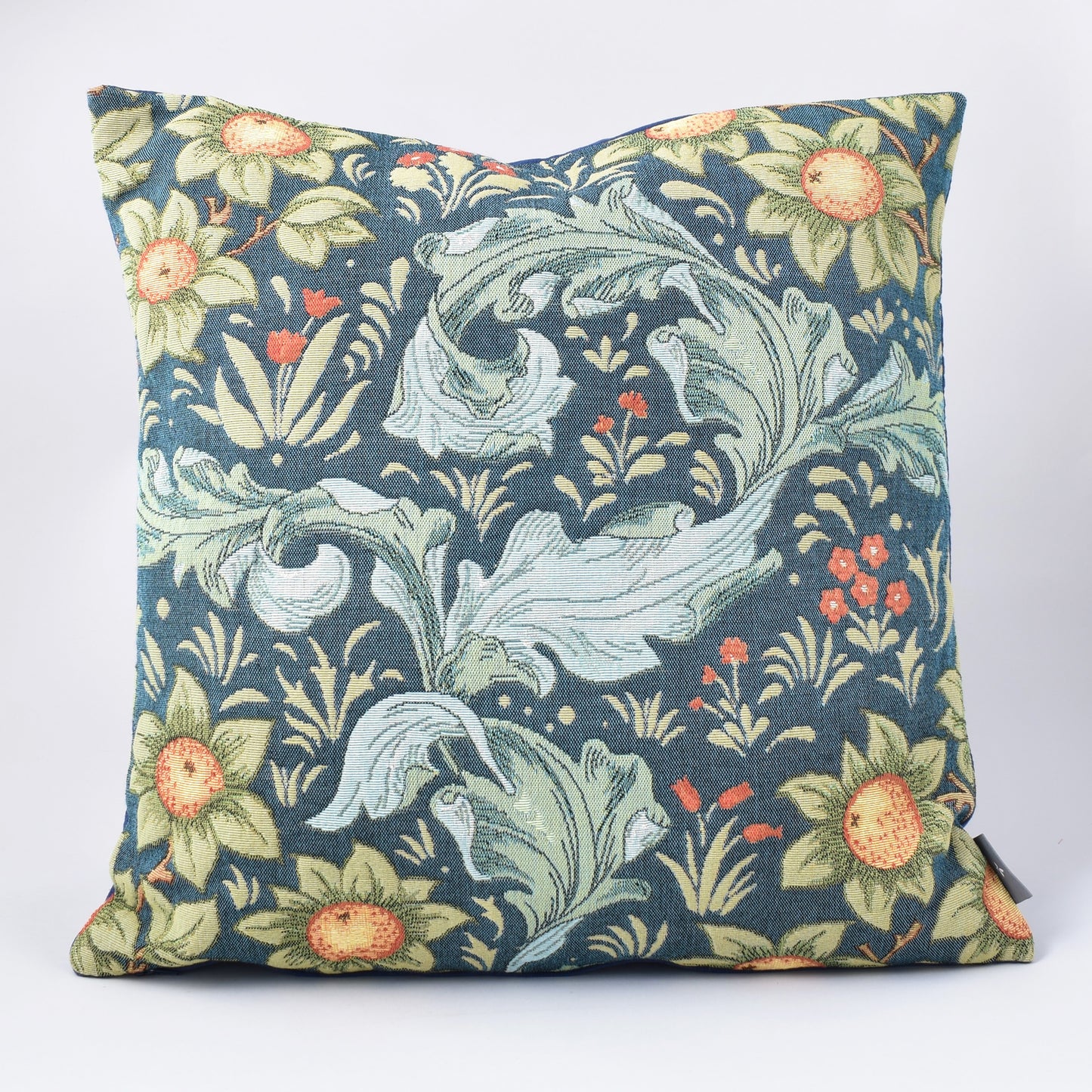 Blått kuddfodral med mönster av William Morris från Art de Lys