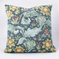 Blått kuddfodral med mönster av William Morris från Art de Lys