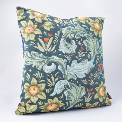 Blått kuddfodral med blommor och frukter av William Morris