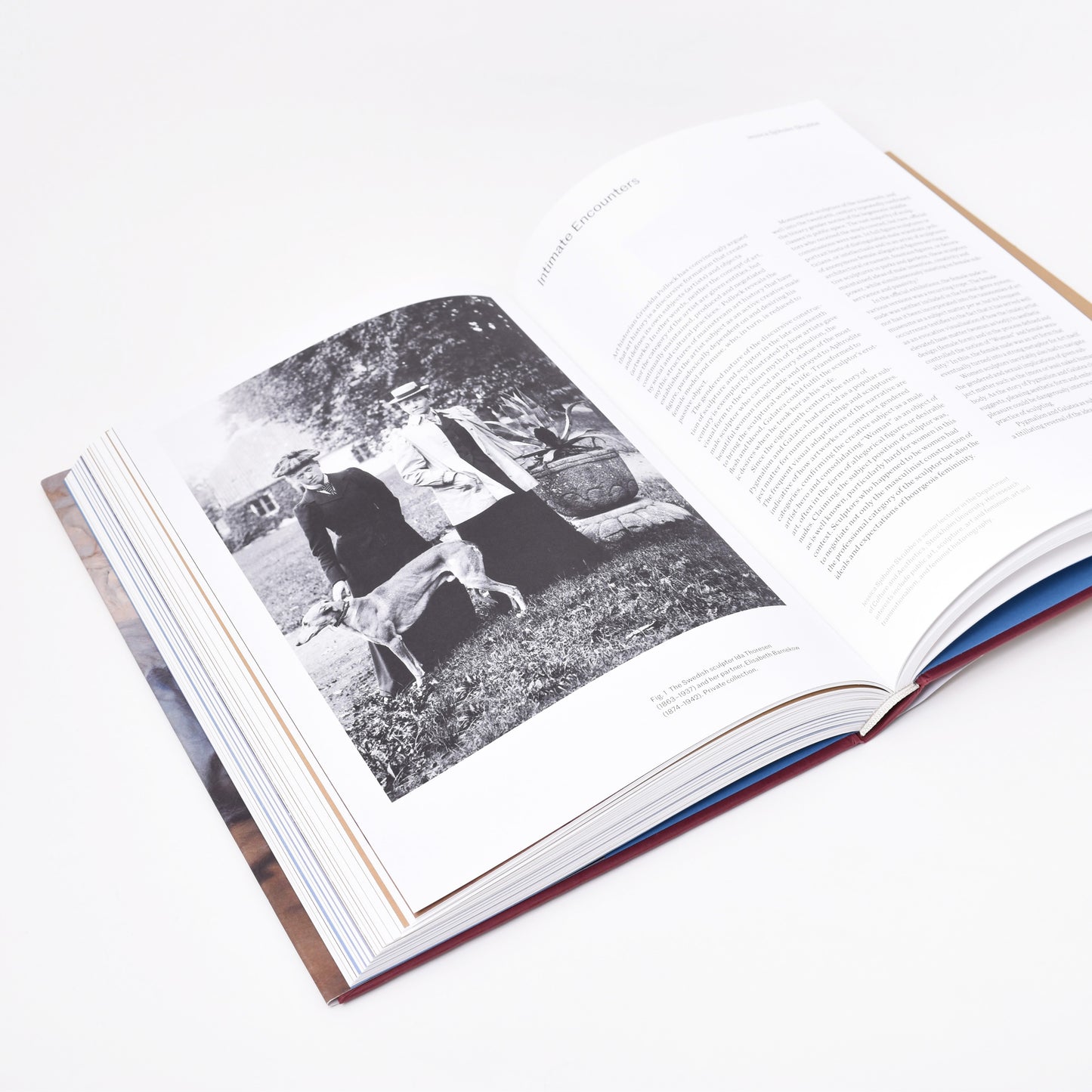 insida i boken om kvinnliga skulptörer med svartvit bild av två skulptörer med hund