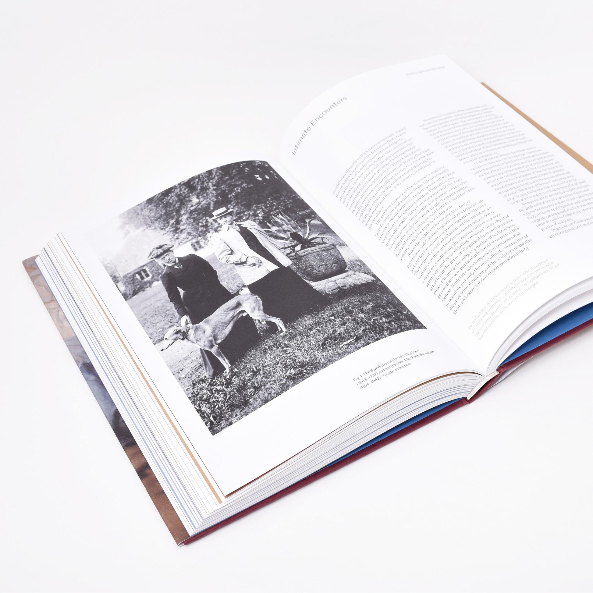 insida i boken om kvinnliga skulptörer med svartvit bild av två skulptörer med hund