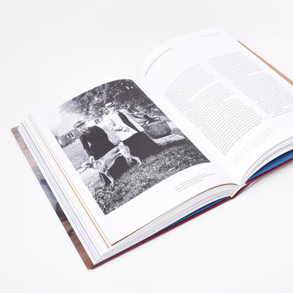 insida i boken om kvinnliga skulptörer med svartvit bild av två skulptörer med hund