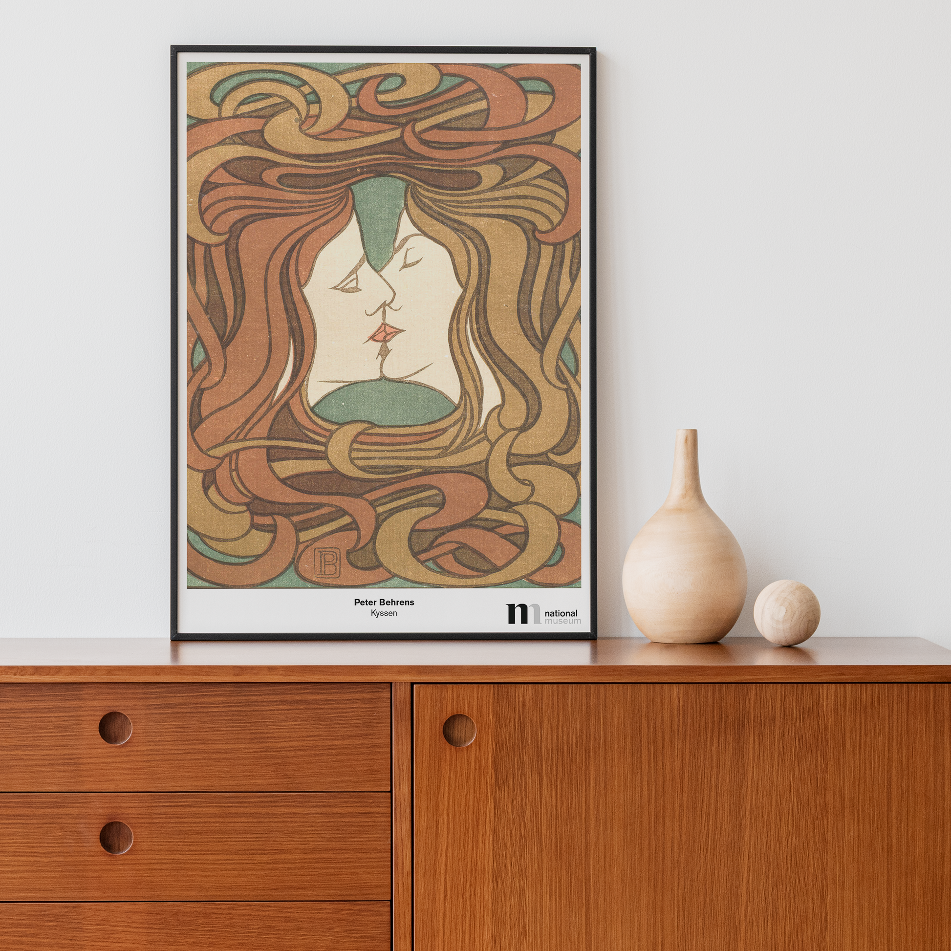 poster med behrens motiv kyssen i svart ram på träbyrå