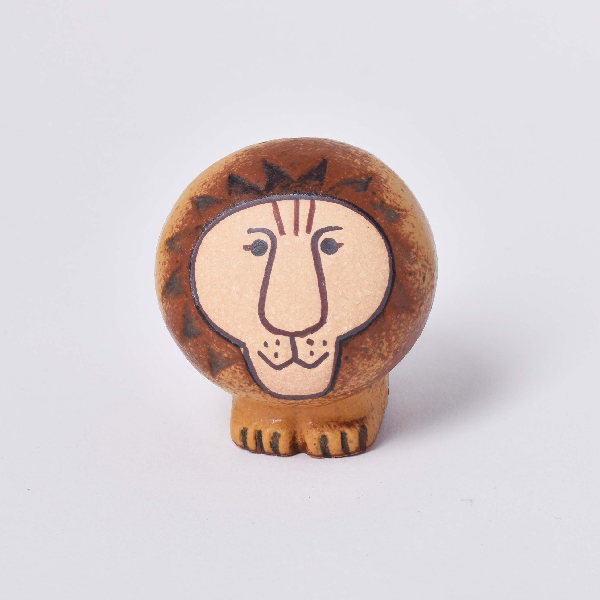 Lisa Larson lejon i lera framifrån