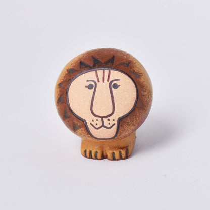 Lisa Larson lejon i lera framifrån