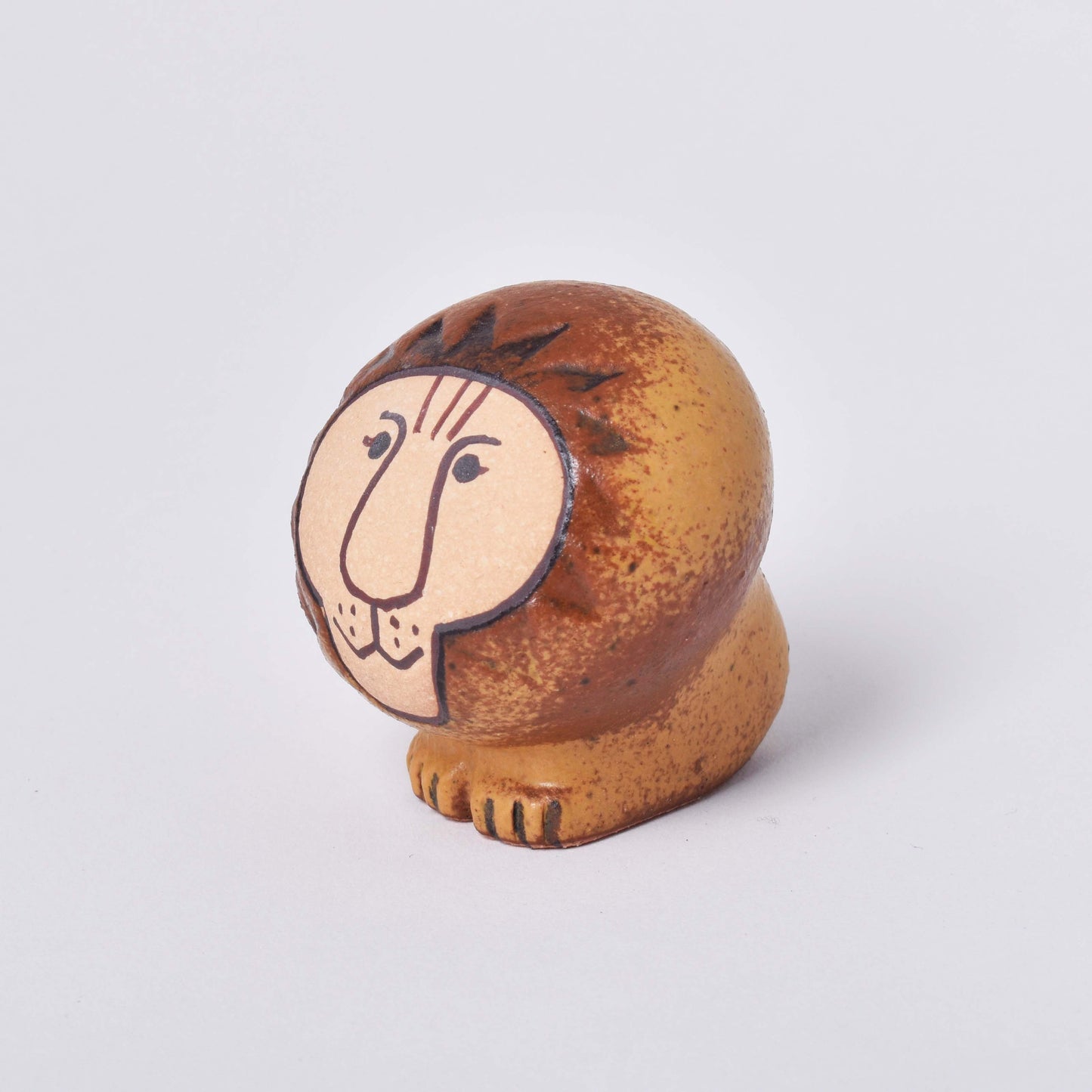 Lisa Larson lejon i lera sedd snett från sidan