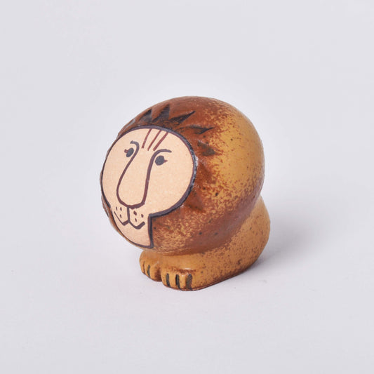 Lisa Larson lejon i lera sedd snett från sidan