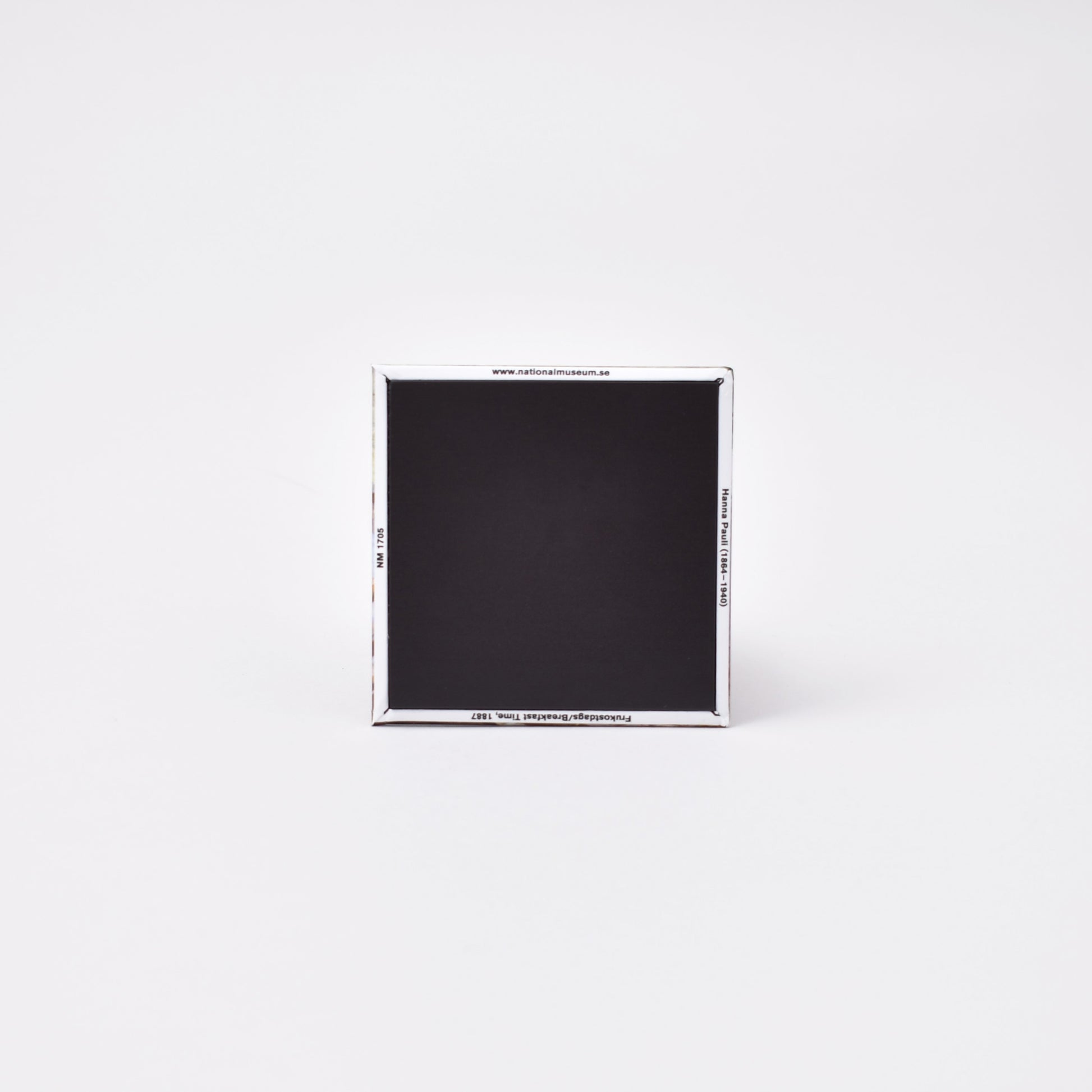 Baksida av kvadratisk magnet med titeln på konstverket frukostdags