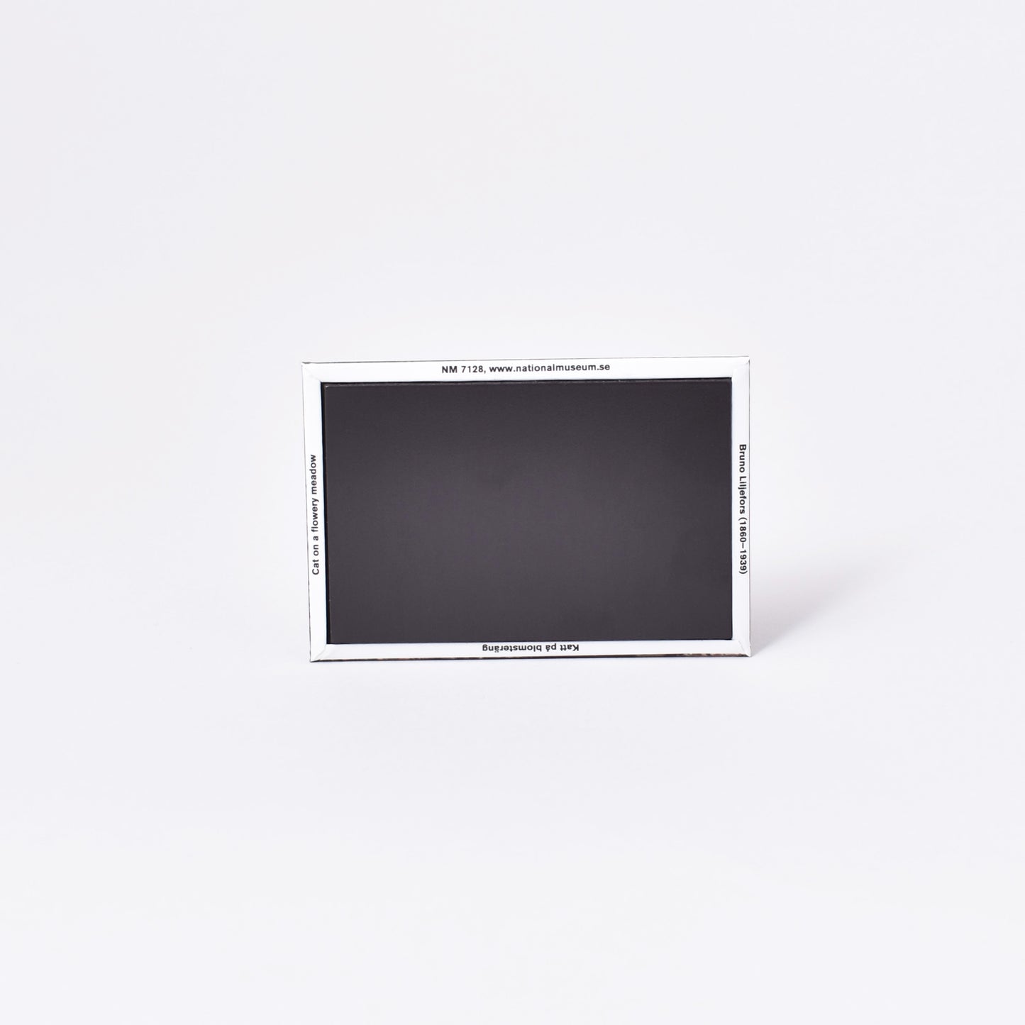 Svart baksida av magnet med Bruno Liljefors målning Katt på blomsteräng från Nationalmuseum