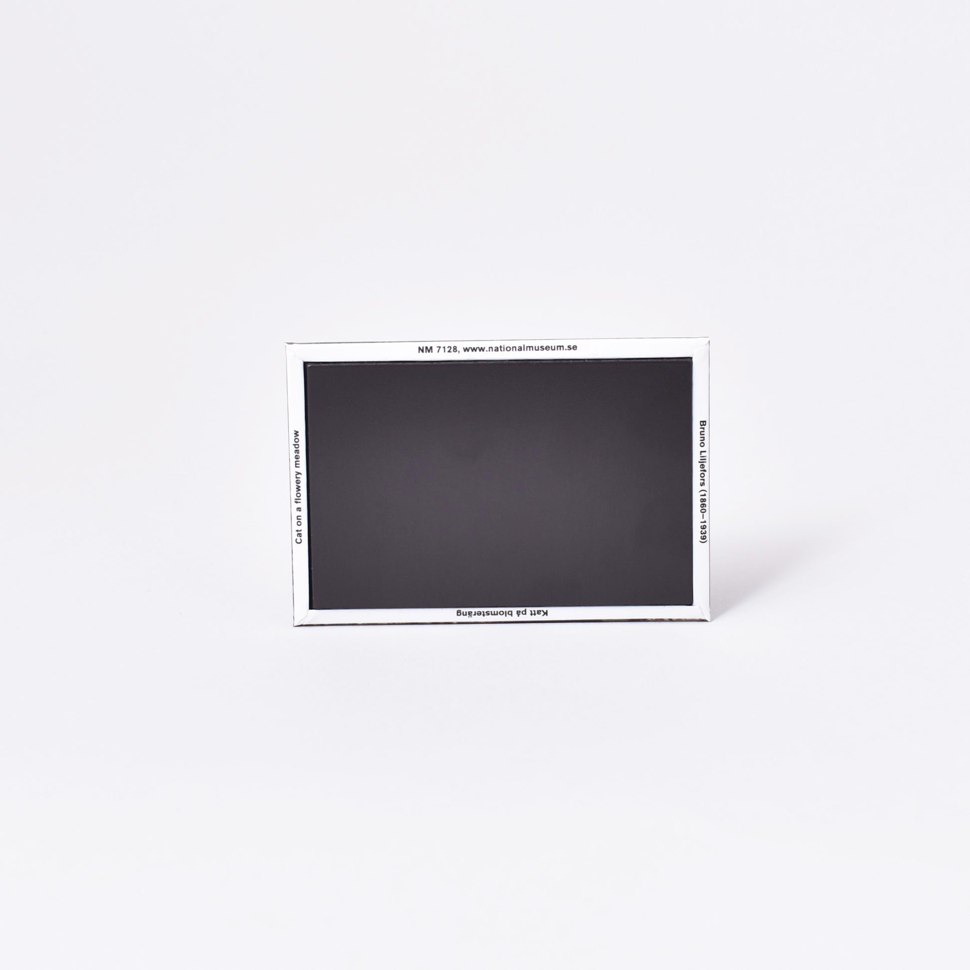 Svart baksida av magnet med Bruno Liljefors målning Katt på blomsteräng från Nationalmuseum